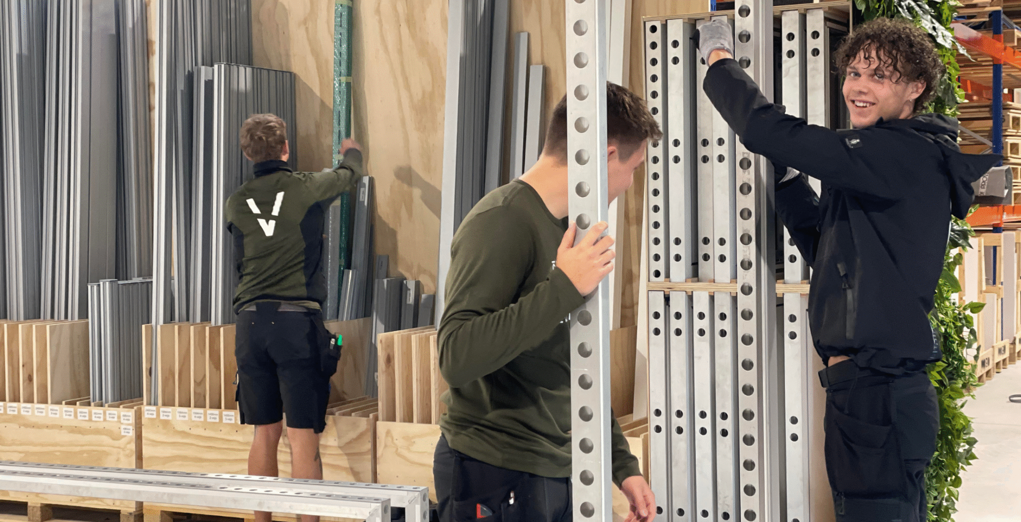 Prøveopstilling i gang ved vores unge montører / Asger, Mauritz og Mathias